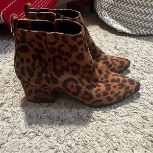 A new day cheetah booties size 8